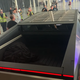 Imagen para el artículo titulado El último prototipo del Cybertruck de Tesla se ve aún peor de cerca